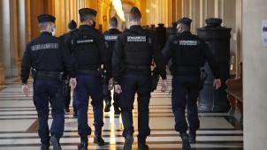 <p>Französische Gendarme gehen im Flur des Justizpalastes entlang. Dort ging der Strafprozess gegen vier Verdächtige nach dem Thalys-Angriff im Jahr 2015 am heutigen Donnerstag zu Ende.</p>