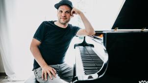 <p>Auf seinem aktuellen Album „Ensemble“ hat Andy Houscheid Instrumentalstücke mit kraftvollen neuen Liedkompositionen vereint.</p>