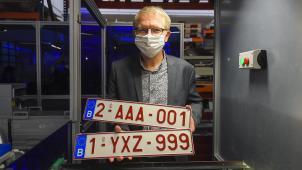 <p>Hält eines der letzten der alten Kennzeichenserie und das erste der neuen in den Händen: der föderale Verkehrsminister Georges Gilkinet.</p>