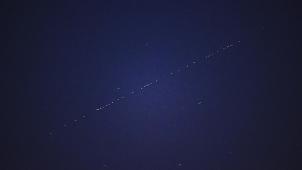 <p>Starlink-Satelliten über Lichtervelde in Westflandern: Die Aufnahme stammt vom 24. April 2020.</p>