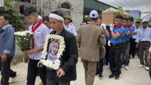 <p>Bui Van Diep (M.) geht am Tag der Beerdigung seiner Schwester Bui Thi Nhung vor dem Sarg mit ihrem Leichnam her, der durch das Dorf getragen wird, und hält ein gerahmtes Porträt von Nhung in den Händen. Die Leiche der 19-jährigen Nhung gehört zu den letzten der 39, nach Vietnam überführten vietnamesischen Opfern, die im Oktober 2019 in einem Lastwagen in Großbritannien tot aufgefunden wurden.</p>