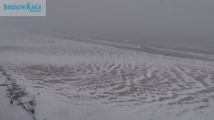 <p>Der Strand in Ostende ist mit einer dünnen Schneeschicht bedeckt.</p>