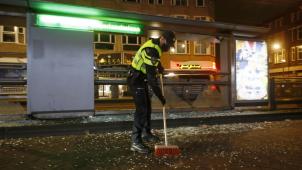 <p>Ein Polizist fegt Glas von einer Bushaltestelle auf, das bei Protesten zerbrochen wurde. Am zweiten Abend in Folge sind in mehreren Städten in den Niederlanden Unruhen ausgebrochen. Hunderte gewaltbereite Jugendliche hatten sich nach Polizeiangaben am Montagabend kurz vor Beginn der Ausgangssperre wegen der Corona-Pandemie an mehreren Orten versammelt und die Polizei angegriffen.</p>