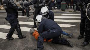 <p>Ein Demonstrant wird von Polizisten festgehalten.</p>