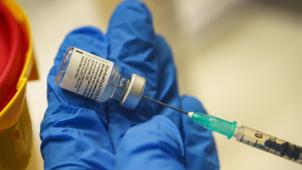 <p>Ein Arzt bereitet eine Dosis mit dem Impfstoff von Biontech/Pfizer für eine Impfung vor.</p>