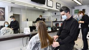 <p>Die aktuellen Corona-Zahlen stützen die Forderung nach einer Wiedereröffnung der Friseurläden.</p>
