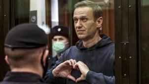<p>Dieses vom Moskauer Gericht zur Verfügung gestellte Foto zeigt den russischen Oppositionsführer Alexej Nawalny, der im Gerichtssaal mit seinen Händen ein Herz formt.</p>