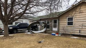 <p>Das vom der Polizei Broomfield über Twitter veröffentlichte Foto zeigt ein großes Bauteil eines Flugzeugtriebwerks in einem Vorgarten eines Hauses.</p>