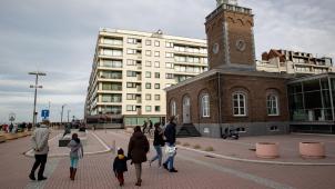 <p>Die Strandpromenade von Knokke-Heist ist nahezu durchgehend mit mehrgeschossigen Apartmenthäusern bebaut, die als Ferienwohnungen genutzt werden.</p>