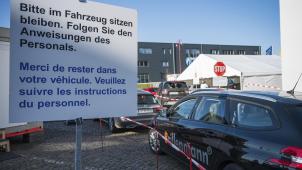 <p>Autos passieren das deutsch-französische Corona-Testzentrum am Grenzübergang Goldene Bremm. Das Departement Moselle gilt offiziell als Virusvariantengebiet in Deutschland. Wer die Grenze überqueren will, muss einen negativen Test vorlegen können. Täglich pendeln rund 16.000 Pendler von Moselle ins Saarland.</p>