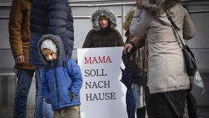 <p>Vor dem Justizgebäude in Eupen haben am Freitagmorgen Familienangehörige einer Frau, die sich zu diesem Zeitpunkt noch in Untersuchungshaft befand, inzwischen aber unter Auflagen freigelassen wurde, demonstriert.</p>