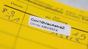 <p>Ein Aufkleber mit der Aufschrift „Cov19VacAstraZ“ in einem Impfausweis.</p>