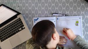 <p>Schüler, die sich wegen der Corona-Schutzmaßnahmen im Fernunterricht befinden, gelten für diese Tage als gerechtfertigt abwesend.</p>