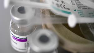 <p>Die WHO hält vorerst an Astrazeneca fest. Die Vorteile lägen höher als die Risiken, teilt die Organisation mit.</p>