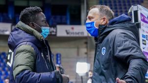 <p>Zwischen Mbaye Leye (links) und John van den Brom herrschte nach dem Remis am Freitag gute Laune.</p>