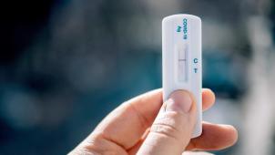 <p>Antigen-Schnelltest mit negativem Ergebnis (C).</p>