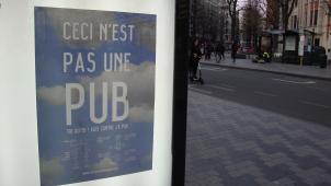 <p>Aktivisten der Gruppe „This is not an ad“ überklebten Werbetafeln mit eigenen Botschaften.</p>