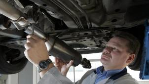 <p>Ein Kfz-Mechaniker baut einen neuen Rußpartikelfilter ein.</p>