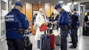 <p>Polizisten kontrollierten einreisende Passagiere im Brüsseler Südbahnhof.</p>