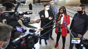 <p>Wurde im Netz heftig angegangen: RTBF-Moderatorin Cécile Djunga (Bildmitte).</p>