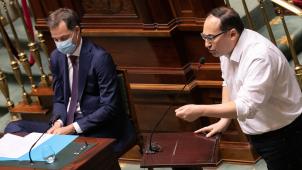 <p>Die schärfste Kritik aus der Mehrheit kam von PS-Fraktionschef Laaouej (r.). Premier De Croo (l.) hielt den Bach flach.</p>