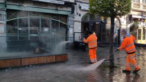 <p>Stadtarbeiter in Löwen kärchern die Terrassen für die Wiedereröffnung am kommenden Samstag.</p>