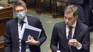 <p>Premier De Croo (r.) und Arbeitsminister Dermagne verteidigten im Kammerplenum den in der Regierung erzielten Kompromiss.</p>