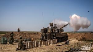 <p>Eine israelische Artillerie feuert in Richtung des Gazastreifens.</p>