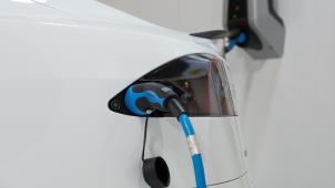 <p>E-Auto am Strom in einer privaten Garage.</p>