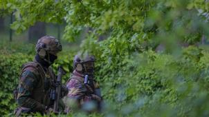 <p>Soldaten durchkämmen einen Park in Maasmechelen nach dem flüchtigen Soldaten Jürgen Conings.</p>