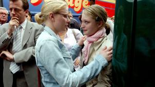 <p>Laetitia Delhez (Mitte) und Sabine Dardenne (rechts) treffen sich im Rahmen des Dutroux-Prozesses im Jahr 2004 vor dem Haus in Marcinelle, in dem sie gemeinsam acht Jahre zuvor festgehalten und misshandelt wurden.</p>