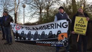<p>Voorpost-Mitglieder mit dem besagten Transparent bei einer anderen Demo im Februar 2020.</p>