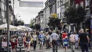 <p>Tausende Menschen bevölkern zum Trödelmarkt das Zentrum von St.Vith. Die Großveranstaltung wurde für August 2021 abgesagt und soll nun im Sommer 2022 wieder stattfinden.</p>