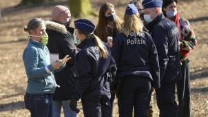 <p>Beamte der Polizeizone Eifel unterstützten Kollegen bei der Auflösung einer Menschenansammlung in Vielsalm.</p>