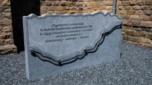<p>Die Hubertus-Schützenbruderschaft aus Lendersdorf errichtete ein Denkmal an der Kirche in Maldingen, einer Zwischenstation der jährlichen Fußwallfahrt nach St-Hubert.</p>