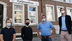 <p>Kulturschöffe Philippe Hunger (2.v.r.) stellte gestern die VoG Eastbelgica, vertreten durch Geschäftsführer Simen Van Meensel (2.v.l.), Mitarbeiter Cédric Dericum (1.v.l.) und Präsident Stefan Pitz (1.v.r.), als neue Verwalterin des Kolpinghauses vor.</p>