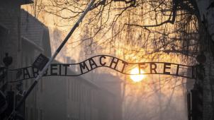 <p>Schriftzug „Arbeit macht frei“ im früheren Konzentrationslager Auschwitz I: Pascale Baudimont, die Vivant-Vertreterin im BRF-Verwaltungsrat, hatte auf ihrem Facebook-Konto unter anderem den Judenstern und diesen Schriftzug benutzt, um ihre Haltung gegen das Impfen auszudrücken.</p>