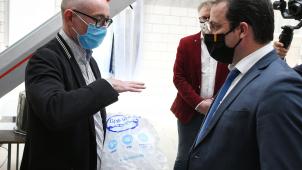 <p>Föderalminister David Clarinval (rechts) erkundigt sich im Gespräch mit Mitinhaber Stéphan Heinen über die coronabedingten Schwierigkeiten des Malmedyer Eiswürfelherstellers Cubiglace.</p>