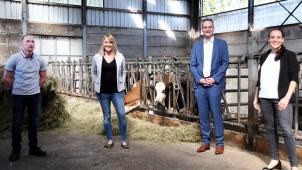 <p>Ministerpräsident Oliver Paasch, Bildungsministerin Lydia Klinkenberg (beide ProDG) und die pädagogische Beraterin des IAWM, Christiane Weling (2.v.l.), stellten am Mittwochmorgen auf dem Biohof von David Meyer (links) in Herresbach das neue, duale Ausbildungsangebot für Landwirte vor.</p>