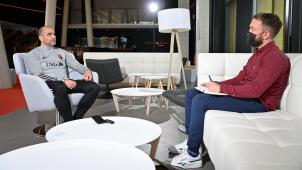 <p>Ausgezeichnet: Mike Notermans - hier im Gespräch mit Nationaltrainer Roberto Martinez - hat sich den Belfius-Preis gesichert.</p>