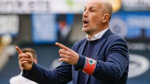 <p>Mindestens in der nächsten Saison trägt Philippe Clement weiterhin „Blauw en Zwart“.</p>