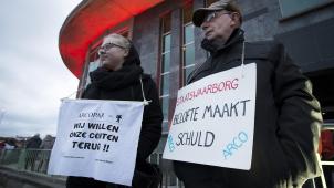 <p>„Wir wollen unser Geld zurück“ und „Was man versprochen hat, muss man auch halten“: Arco-Genossenschaftler protestieren zum Neujahrsempfang 2016 der flämischen Christdemokraten (CD&amp;V).</p>