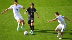 <p>Tschechiens Torschütze Patrik Schick (links) im Duell mit Luka Modric</p>