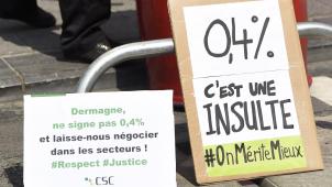 <p>Protestkundgebung Anfang Juni. Die Lohnnorm von 0,4 % liegt den Gewerkschaften schwer auf dem Magen.</p>