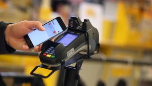<p>Die Menschen in Deutschland versuchen in der Corona-Krise, Zahlungen mit Bargeld so oft es geht zu vermeiden. Das hat eine repräsentative Umfrage im Auftrag des Digitalverbands Bitkom ergeben.</p>
