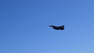 <p>Diese Aufnahme zeigt einen belgischen F16-Flieger, der am 5. März 2021 über der Militärbasis Kleine Brogel (Provinz Limburg) fliegt.</p>