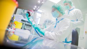 <p>Herstellung eines Krebsmedikamentes in einem Labor.</p>