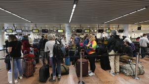 <p>Check-in-Schalter in der Brüsseler Abflughalle</p>