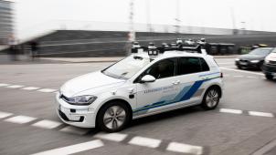 <p>Beim vollautomatisierten Fahren kann der Computer bei bestimmten Anwendungen vollständig die Kontrolle über das Auto übernehmen, ohne von einem menschlichen Fahrer überwacht zu werden.</p>