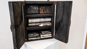<p>Die monoton gehaltenen Kunstwerke von Simone Huby bilden interessante Kontraste.</p>